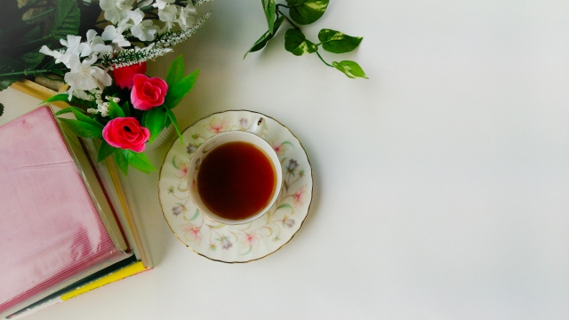 ①デカフェ・カフェインレス紅茶