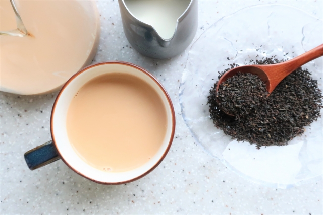 茶葉を使用したミルクティーの作り方を紹介