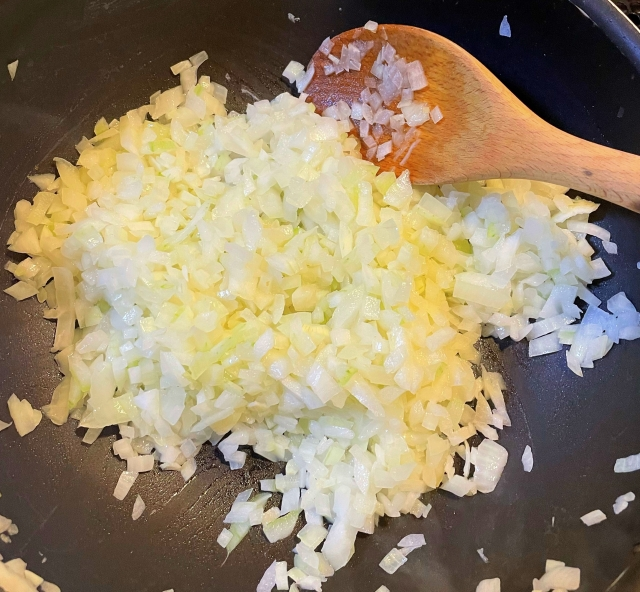 たまねぎを炒める際は少量の塩と水を加える